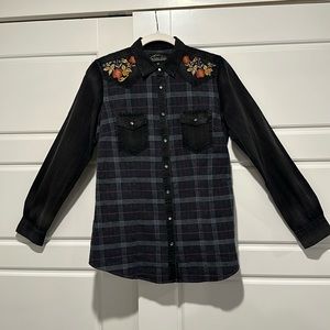 004 Overland Snap Button Shirt Women M Black Denim Plaid Floral Embroidered